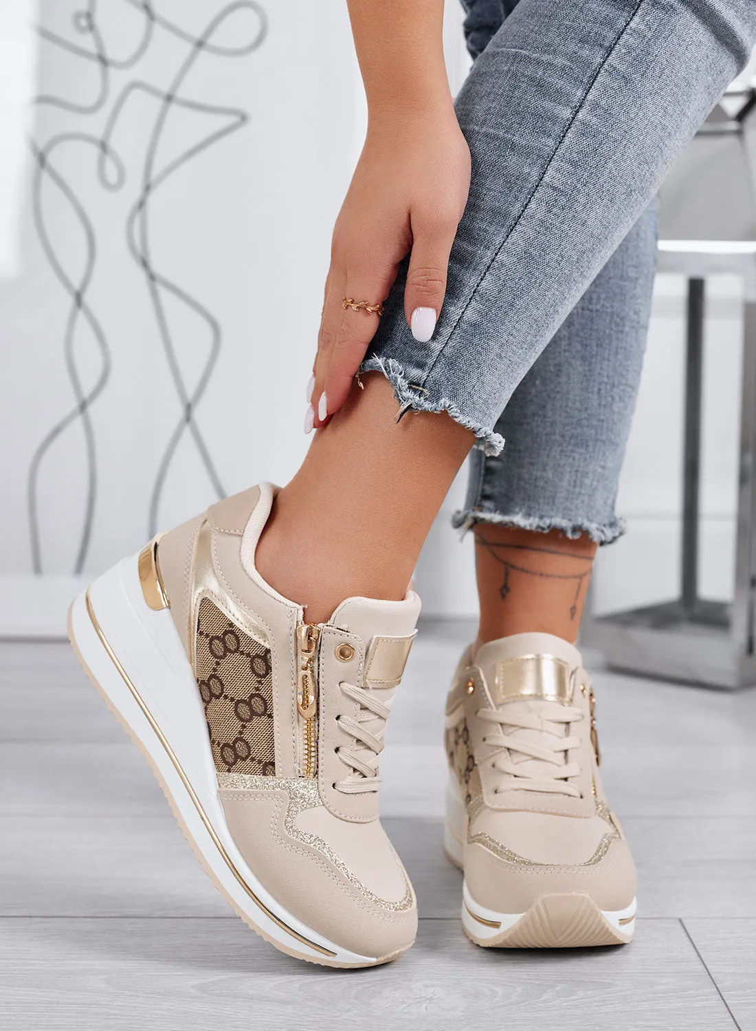 FABRIZIA - Sneakers beige con zeppa e inserti in tessuto