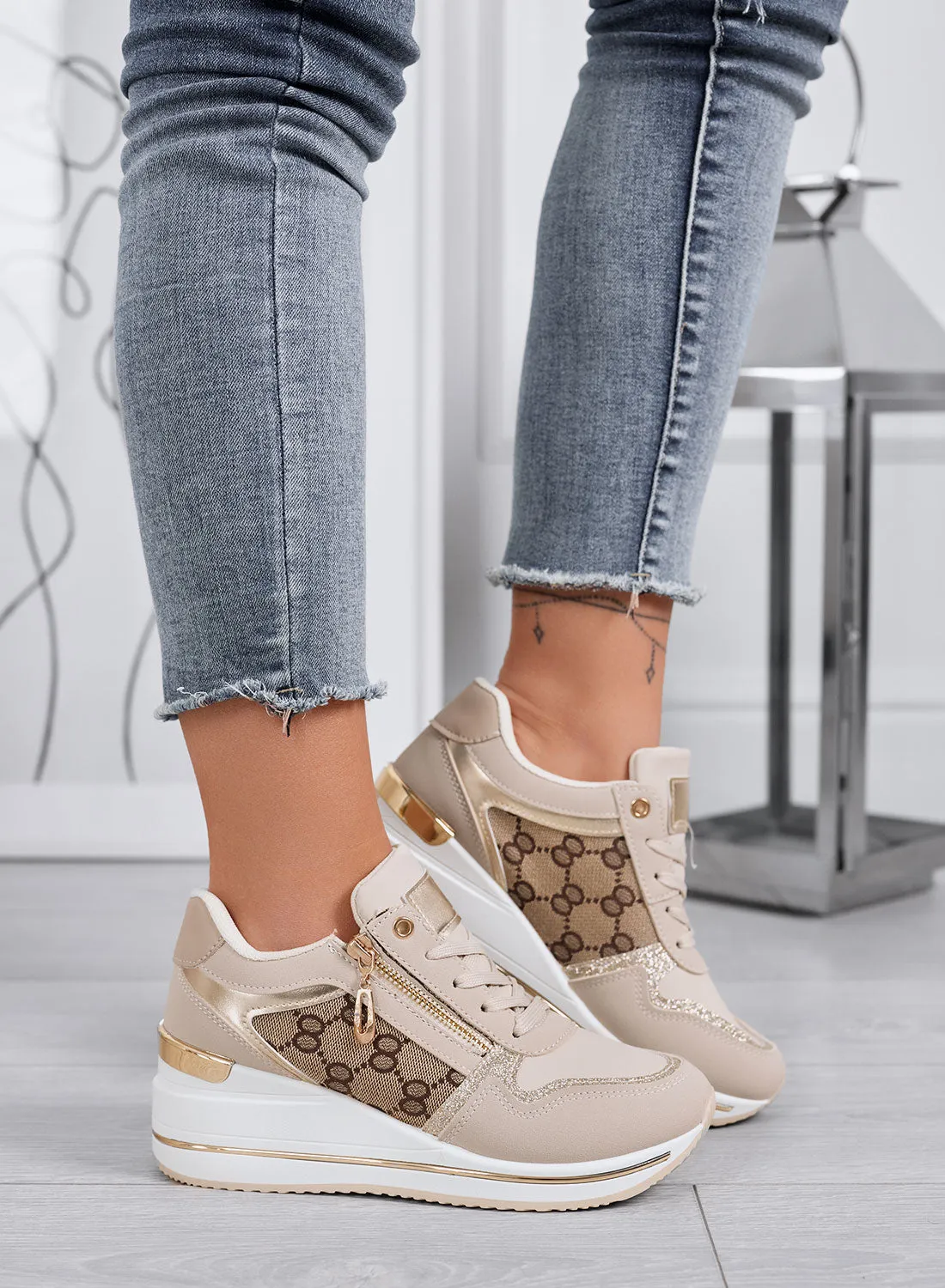 FABRIZIA - Sneakers beige con zeppa e inserti in tessuto